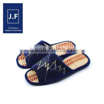2015Hot Sale Indoor Comfortable Quiet Warm Cotton Crocheted Slipper for Boy