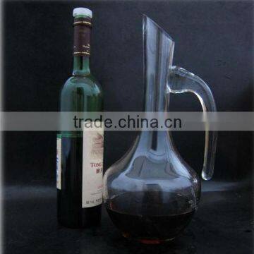 Glass wine decanter with handle