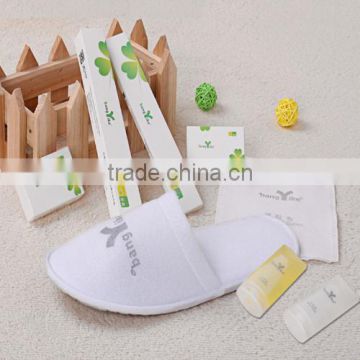 Disposable hotel amenities in white color paper box with shampoo and shower gel