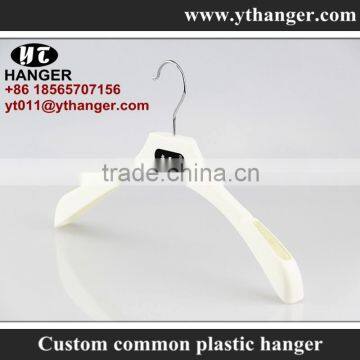 IMY-490 white plastic laundry hanger for clothing