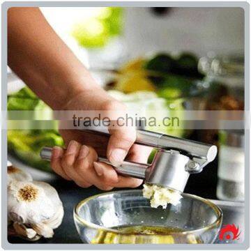 Household Manual Kitchen Tool Portbale Stainless Steel Garlic Press photo-4