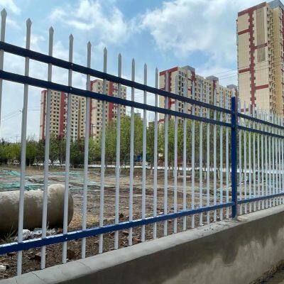 Прочный сварной панельный забор из стали с кованными железными балюстрадами и верхними элементами для долговечности
