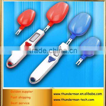 Hot sale kitchen digital measuring spoon device with 2pcs plastic scoops
