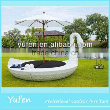 All weather outdoor round rattan daybed