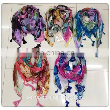 wholesale fashion women printed triangular hijabl shawl with fringes turkish cotton square scarf