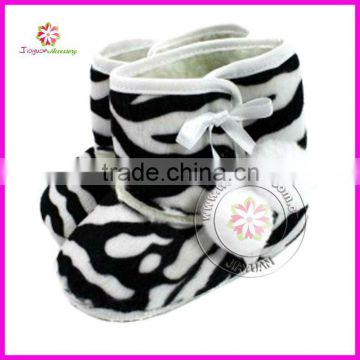 Pom pom leopard baby boots