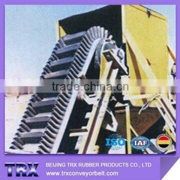 Vertical lifting flexible corrugated sidewall rubber conveyor belt