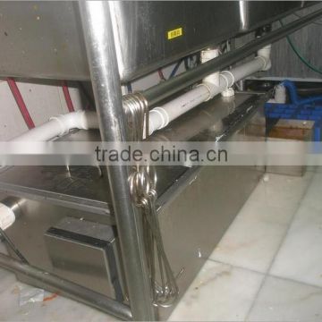 Catering oil-water separator