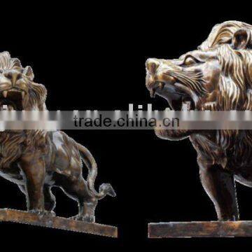 Sculpts Lion Statue