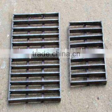 low carbon steel or stainless steel also with aluminum steel grating