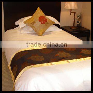 100% polyester luxury hotel king size bed runner /elegant wholesale 100% polyester cushion cover