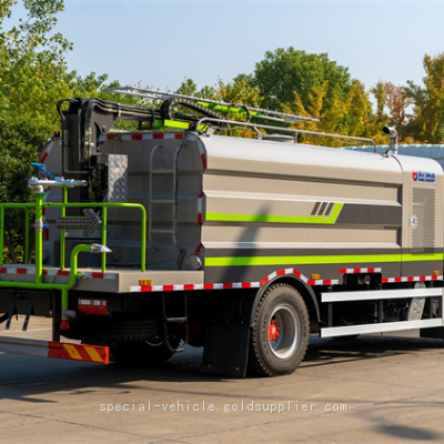 6-wheel 4 * 4 Photovoltaic Panel Cleaning Vehicle Made in China photo-4