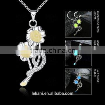 Flower shaped pendants necklace with luminous stone for the dearest mother