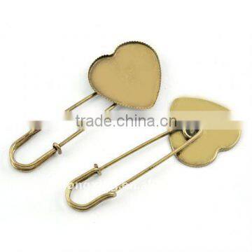 Metal Brooches Pins with heart shade