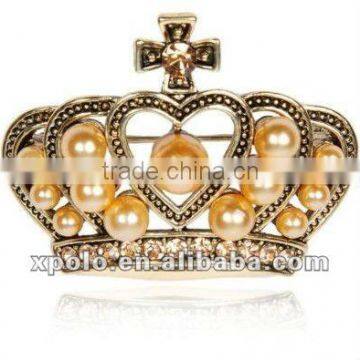 Nickel free alloy rhinestones set brass tone crown brooch with imitation pearls