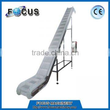 Inclined conveyor with low consumption