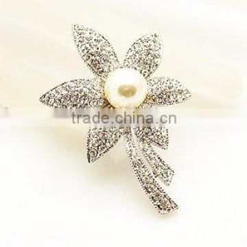 Fashion pearl brooches