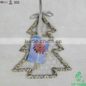 iron Xmas tree shaped edge netty wicker photo frame with clips and ribbon