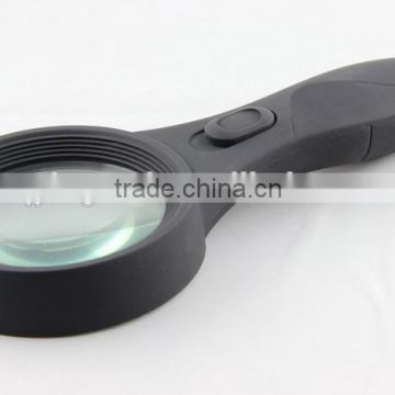 TH-600559 4X Handle Lighted Magnifier for reading newspaper