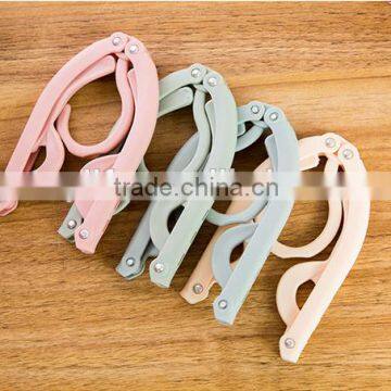 Hot selling plastic foldable travel home clothes hanger with anti-slip grooves