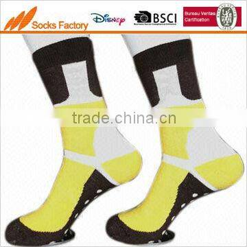 Men's sports socks with selective terry and coolmax yarn