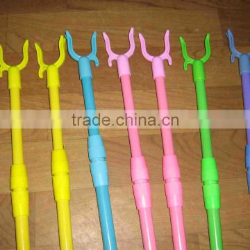 New design metal handle telescopic clothes fork with colorful PVC cover