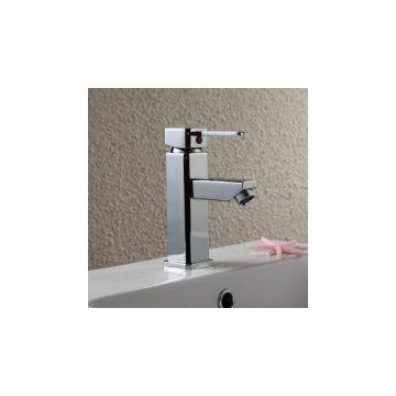 Single handle bathroom faucet