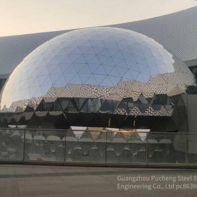 Применение болтовой сферической решетчатой конструкции для крыши больших пролетов свыше 30 метров позволяет сэкономить 25%. Использование болтовых сферических узлов для особо сложных форм облегчает установку и сборку.