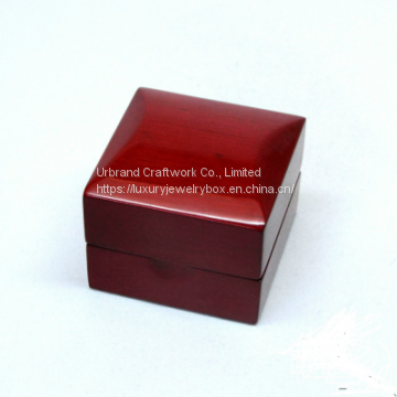 Деревянный футляр для колец, красного глянцевого цвета, с внутренней обшивкой черной ПУ, с логотипом, нанесенным методом экранной печати