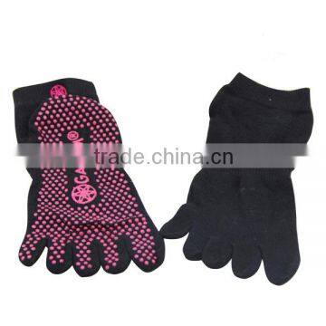 GS manufacturer custom red silicon anti slip grips cotton five finger toes yoga socks