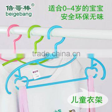 Plastic cloth hanger