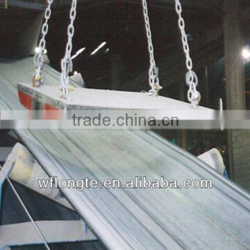 Manual cleaning suspended permanent magnet for conveying