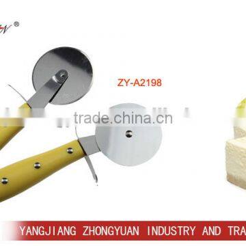 Novel multifunctional stainless steel pizza cutter with plastic blade