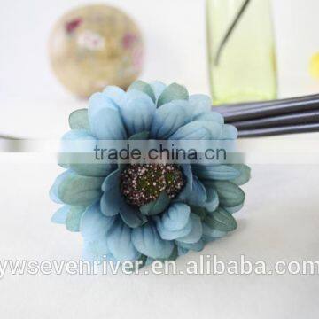The Bride Holding Flowers High Simulation Flower Flowers, Silk Flower Painting Style High Simulation of African Chrysanthemum fu photo-3