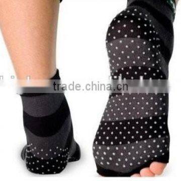 Wholesale anti slip yoga socks custom made socks