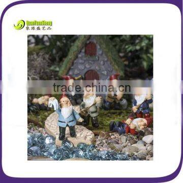 Resin mini garden gnome set