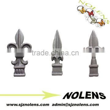 Casting fence with different style spear heads