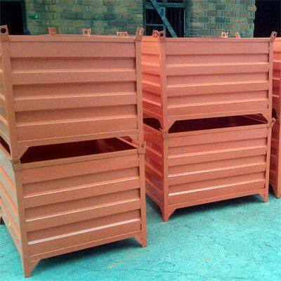 Промышленная пластиковая коробка для хранения и транспортировки деталей с прикрепленным крышкой