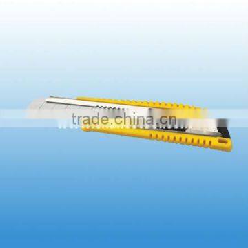 easy cut auto-retractable utility knife UK073