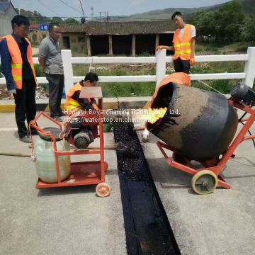 Asphalt plug expansion joint for bridge and highway road