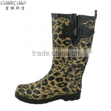 Women fashion rubber rain boot with black hasp and has leopard print