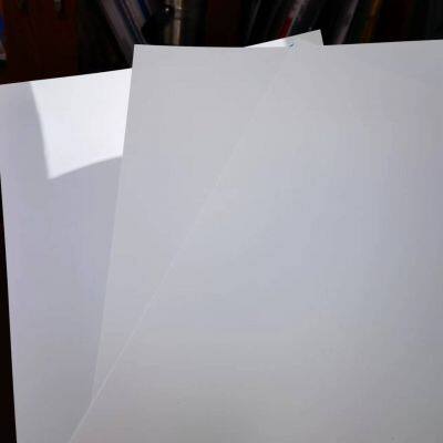 Flame retardant white plastic polycarbonate films or sheets