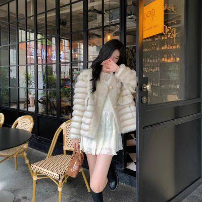 Un nuevo abrigo de piel de imitación de piel de conejo rex de alta gama, de cuello en V, a la moda y ecológico, para una mujer de baja estatura photo-3