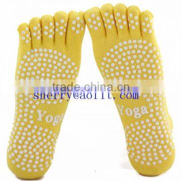 cheap factory wholesale Dancing free toe no-skid balance pilates no toe socks happy feet grip floor socks bamboo yoga socks