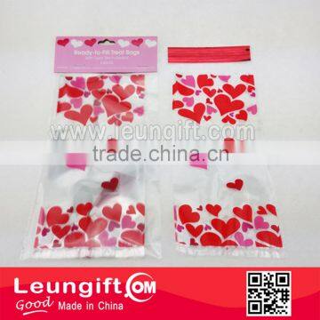 Hearts Treat Bag A pack of 6 plastic cellophane treat bags with 6 red twist-ties