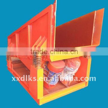 Vibrating hopper for stone crusher