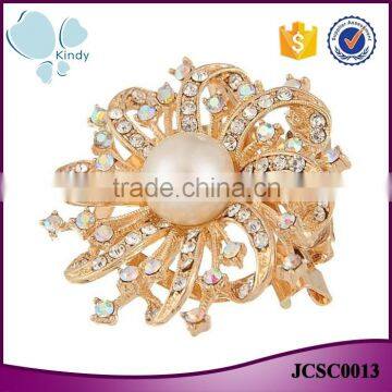 Gold plated zinc alloy pearl full jewelled rhinestone scarf clip brooch for wedding invitations                        
                                                                                Supplier's Choice