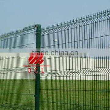 Hook style wire mesh fence