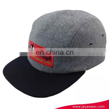 Wholesale cusotm gray and black 5 panel melton flat brim snapback cap hat with plastic buckle