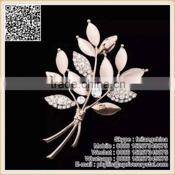 Top Sale New Design Pink Flower Crystal Brooch Pin Pink Leaf Shape Brooch